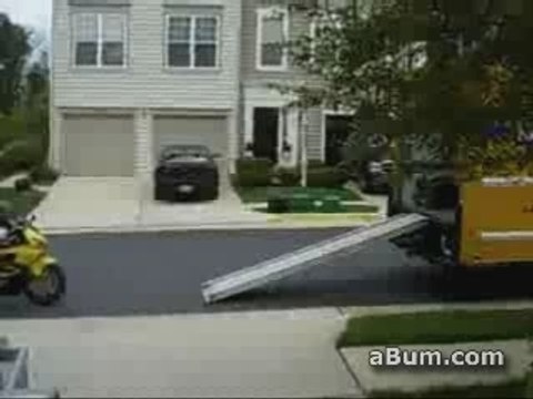 Régis charge sa moto