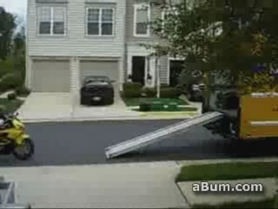 Régis charge sa moto