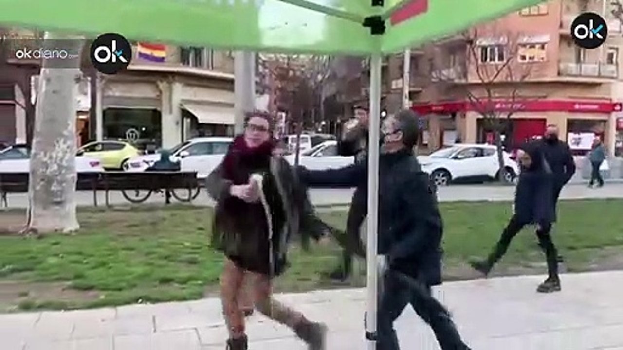Independentistas insultan y lanzan cerveza a unos miembros de Vox en Lérida