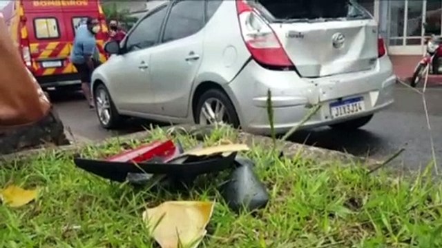 Homem fica ferido em colisão entre carro e moto na Avenida Carlos Gomes, no Maria Luíza