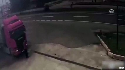 Adana'da reklam direğine çarpan sürücü ağır yaralandı