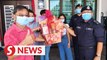 Senior cops visit Melaka folk bearing CNY gifts