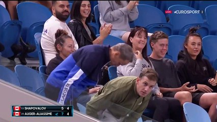 Un passing au bout d'une course folle : Auger-Aliassime s'est arraché pour débreaker