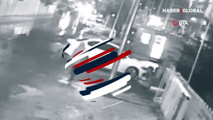 Yolda yürürken aynaya uçan tekme attı