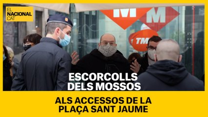 Escorcolls dels mossos als accessos de la plaça Sant Jaume, per la contramanifestació de Jusapol