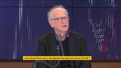 La vaccination par les médecins traitants "des plus vulnérables" devrait débuter "d'ici une quinzaine de jours", indique Alain Fischer