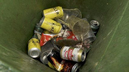 Operaria retira los restos de un macrobotellón prohibido en Bilbao