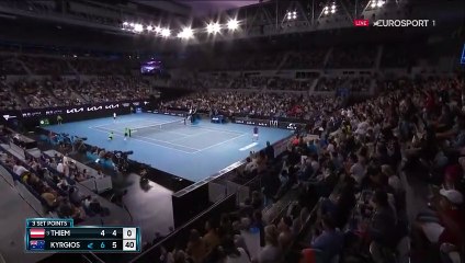 Le show Kyrgios continue face à Thiem: un service à la cuillère pour mener 2 sets à 0