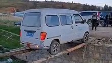 Condutor de carrinha atravessa por cima de riacho usando apenas 2 troncos