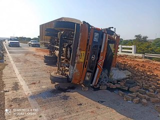 ब्रेक खराब होने से पलटा ईटों से भरा आईसर वाहन, एक घायल