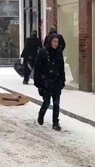 Geçen herkesin düşmemeye çalıştığı kaldırım videosu viral oldu