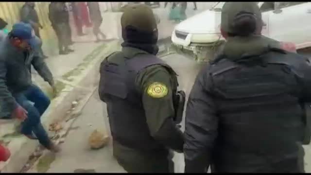 Robo frustrado en Bolivia gracias a la intervención de una multitud que logra capturar a los ladrones de una casa que huían en coche