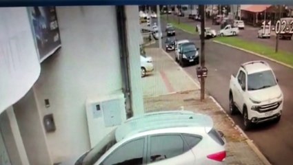 Câmera registra o momento da colisão entre carro de distribuidora de gás e Montana, no Coqueiral