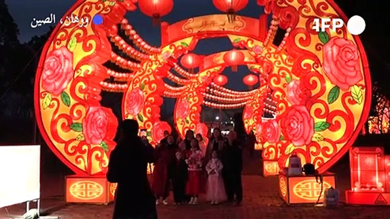 سكان ووهان في الشوارع والمنتزهات مع بدء احتفالات رأس السنة القمرية