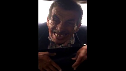 İngilizce Şarkı Söyleyen Dayı ingilizcesi ile güldürdü