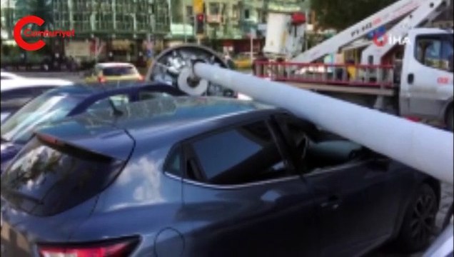 İzmir’de faciadan dönüldü: Dev aydınlatma direği 5 aracın üzerine devrildi