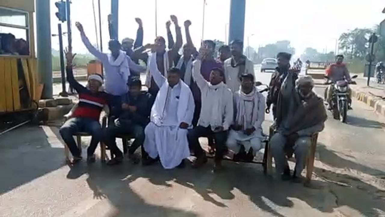 किसानों ने टोल प्लाजा कराया फ्री