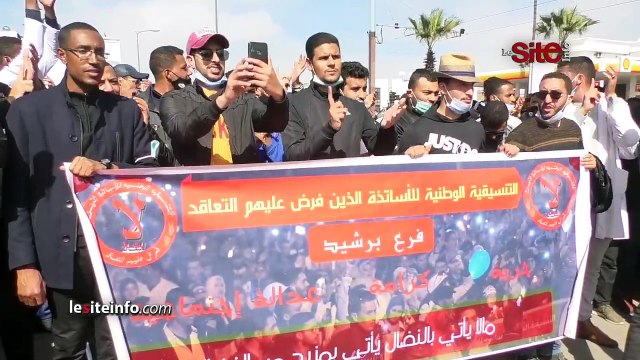 وسط حراسة أمنية.. الأساتذة المتعاقدون يحتجون بالبيضاء ويطالبون بالإدماج في الوظيفة العمومية