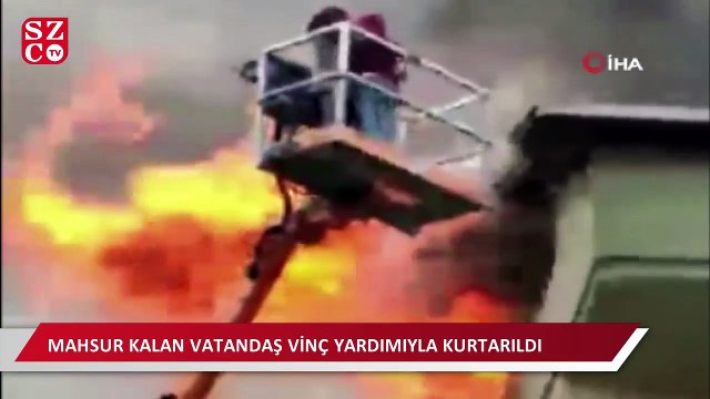 Çatıda alevlerin arasında mahsur kalan vatandaşın kurtarıldığı anlar kamerada