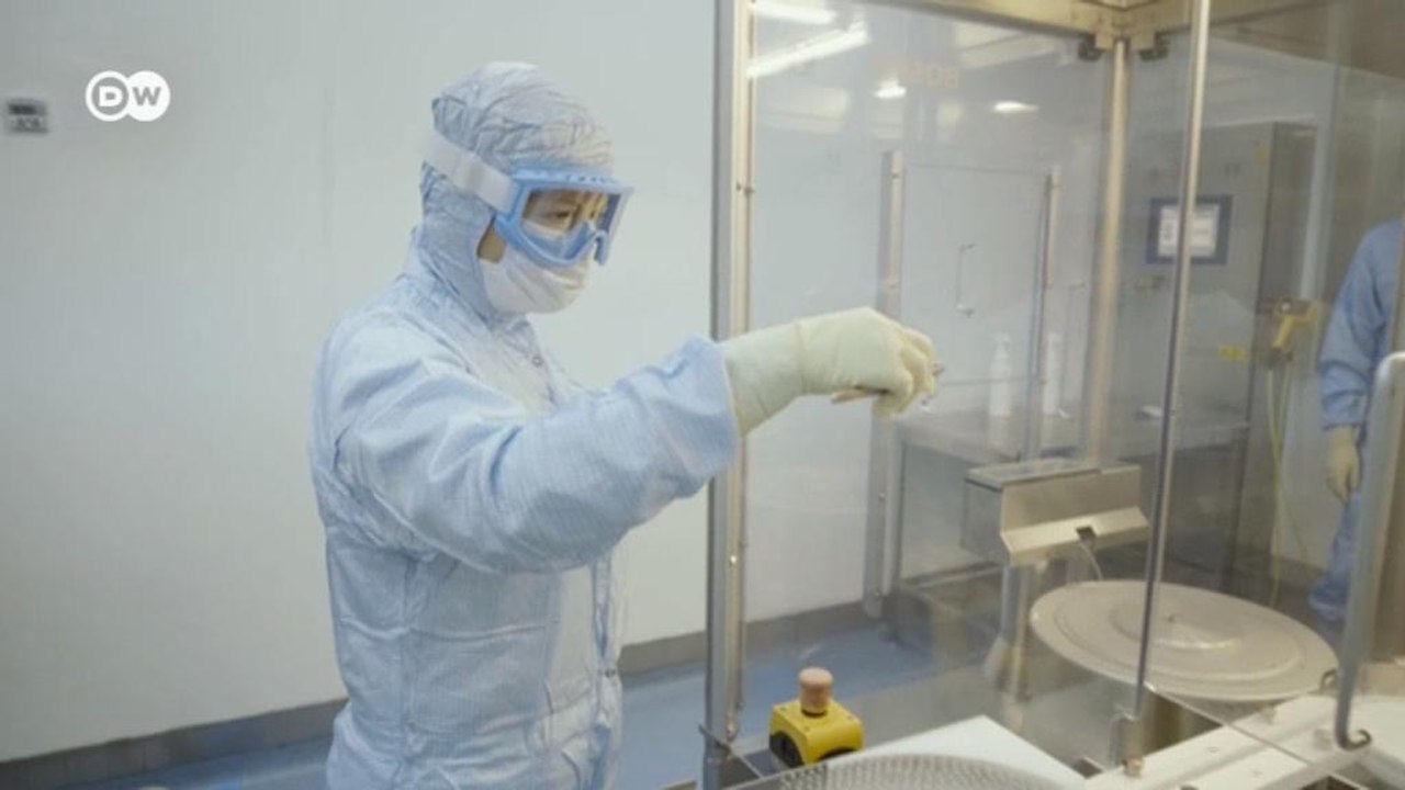 Прививка в ГУМе и не только: в Москве набирает обороты массовая вакцинация (12.02.2021)