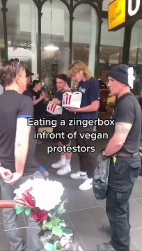 'Tiktokers' se burlan de activistas veganos y comen hamburguesas de pollo frente de ellos