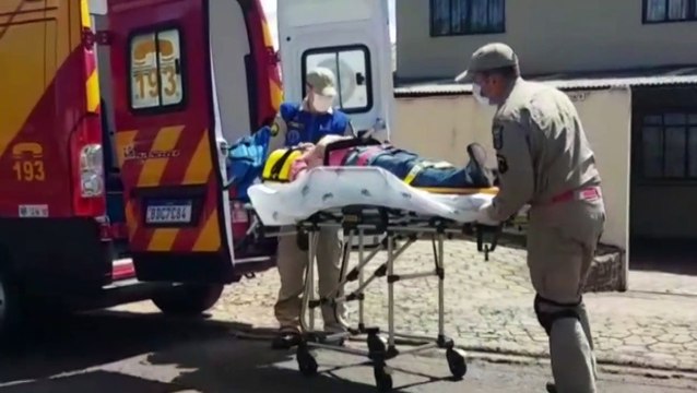 Homem sofre queda de telhado e é socorrido pelos Bombeiros no Bairro Neva