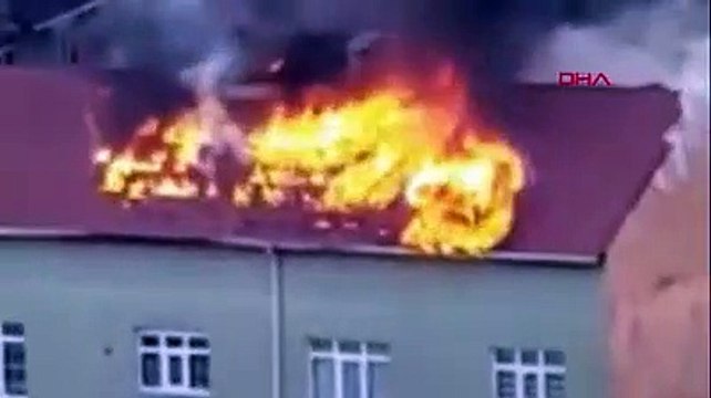 Ümraniye'de alevlerin arasında mahsur kalan vatandaşın kurtarıldığı anlar...