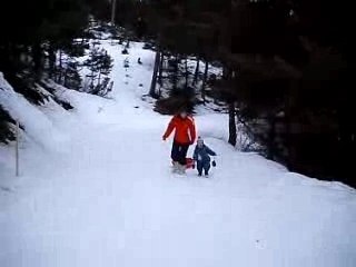 Léo court ...et tombe dans la neige!