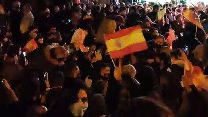 Bailes y cánticos de "en pie si eres español" sin distancia de seguridad en el cierre de campaña de Vox