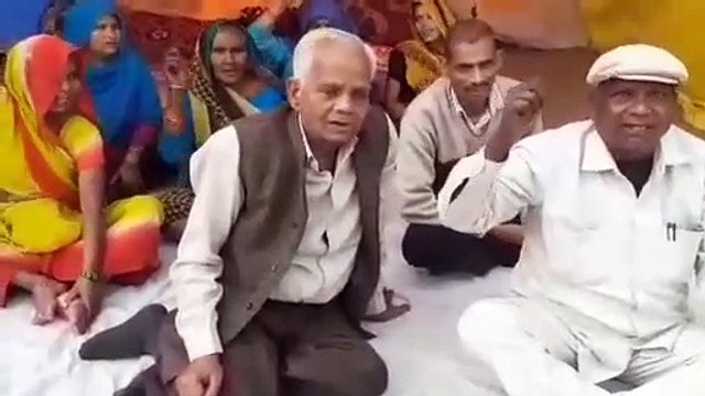 शाहजहांपुर: प्रधान पर लगा भ्रष्टाचार का आरोप, गांव के लोग धरने पर बैठे