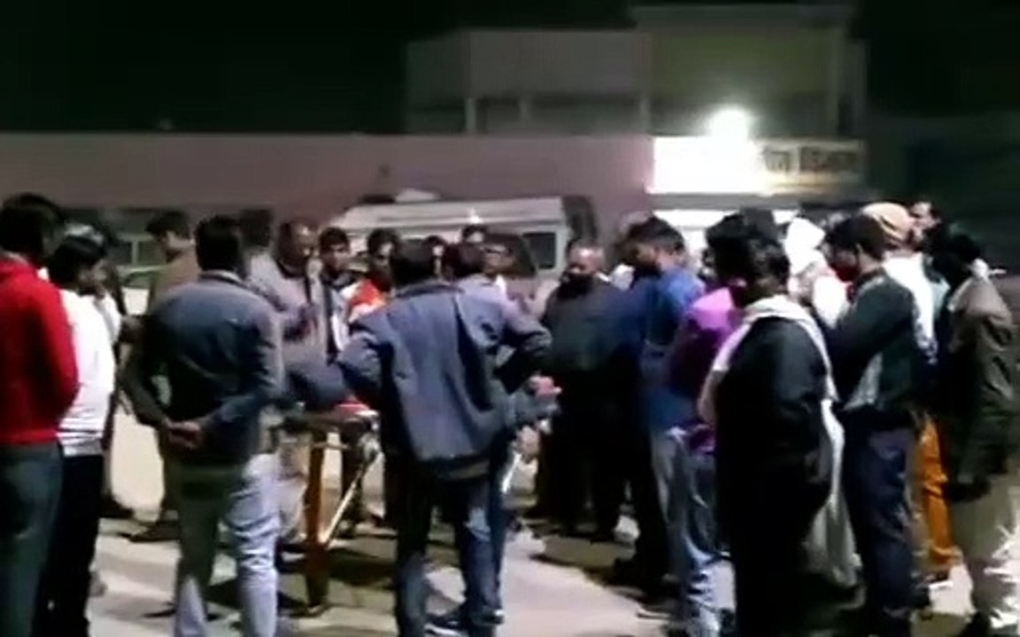 शाहजहांपुर: तेज रफ़्तार अनियंत्रित टेम्पू व मोटरसाइकिल को मारी टक्कर