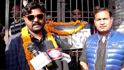 Samar Singh पहुँचे अपनी फिल्म ' विनाशक' देखने बनारस के सिनेमाघर में