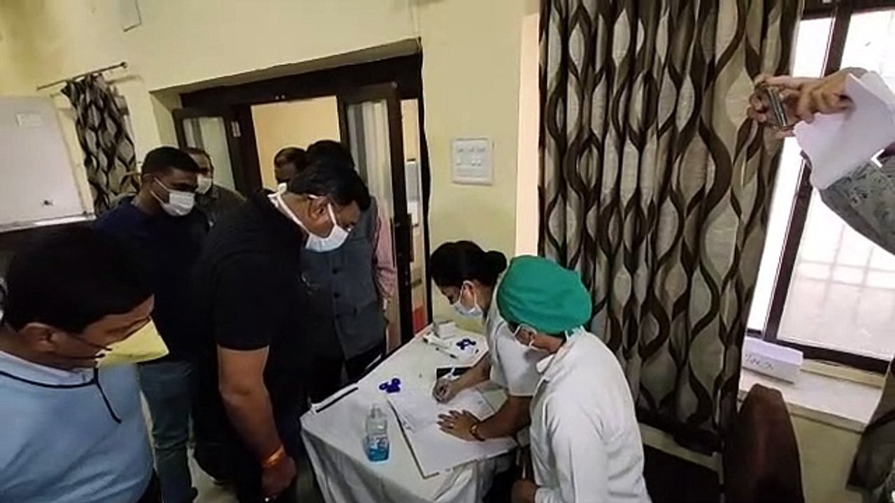 कलेक्टर मनीष सिंह ने लगवाया कोरोना वैक्सीन