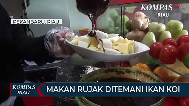 Sensasi Makan Rujak Ditemani Ikan Koi