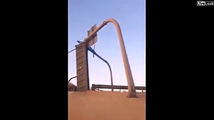 Mais comment ce camion a pu se retrouver comme ça ???