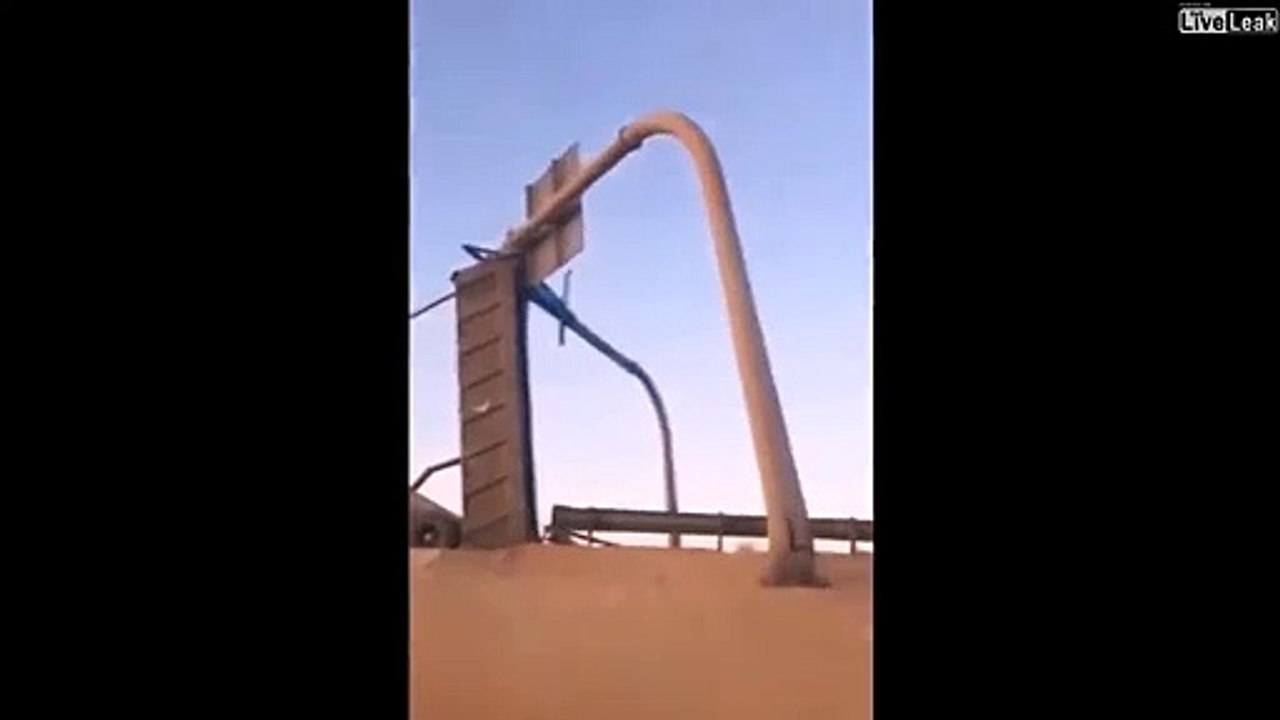 Mais comment ce camion a pu se retrouver comme ça ???