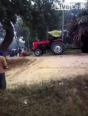 Un conducteur de tracteur un peu trop ambitieux