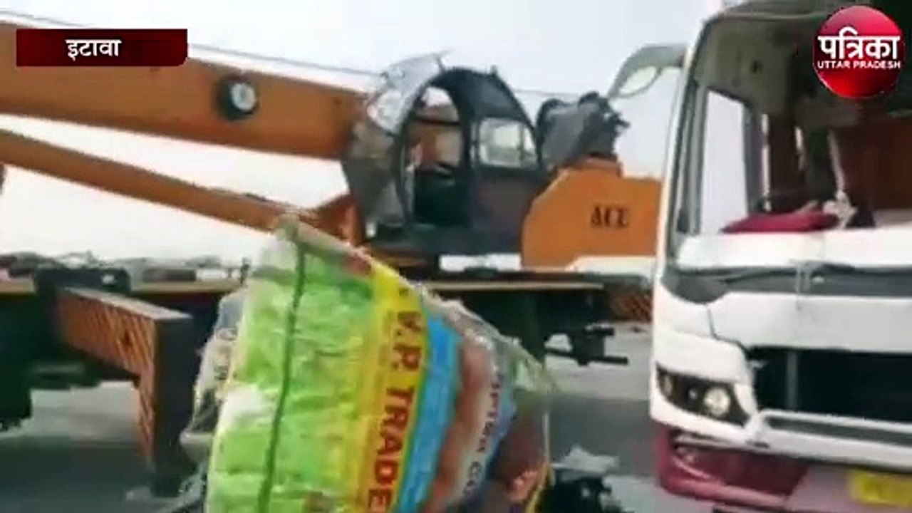 आगरा लखनऊ एक्सप्रेस वे पर बस और कंटेनर में जोरदार टक्कर