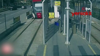 Tramvay kazaları kameralara böyle yansıdı! Faciadan kıl payı kurtuldular