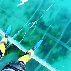 Bruit de la glace du lac Baïkal sous un patineur (FAKE)