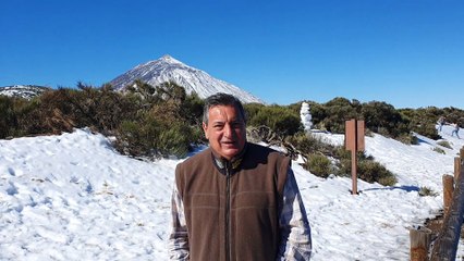 Cientos de tinerfeños suben hasta El Teide para disfrutar de la nieve