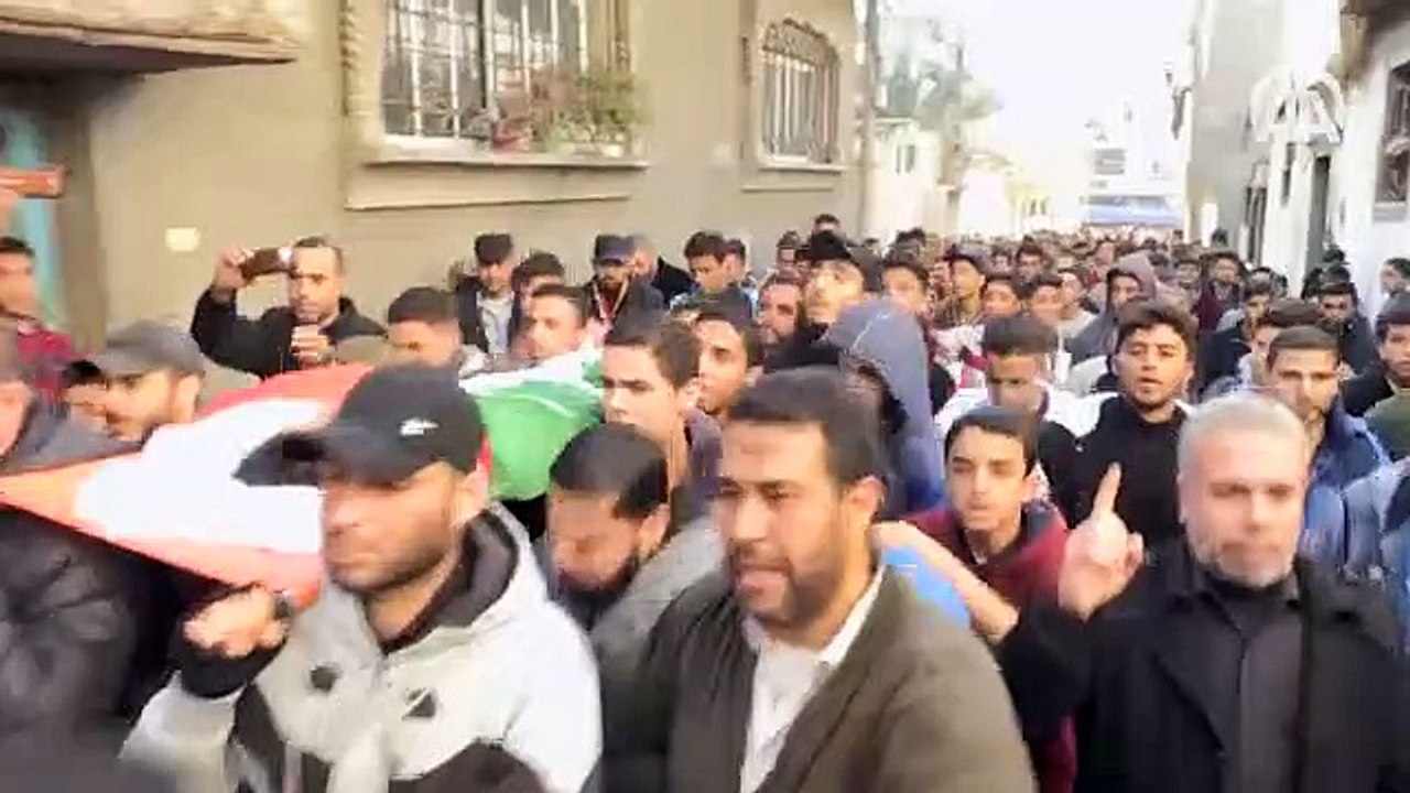 Gazze şehitlerini uğurluyor