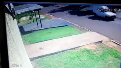 Câmera registra colisão entre carro e moto no Bairro Santa Cruz