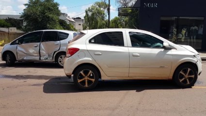 Honda Fit e Onix se envolvem em colisão nas proximidades da Unipar