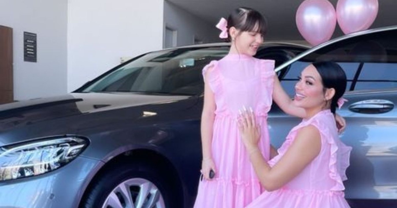 Así es el lujoso Mercedes Benz que Andrea Valdiri le regaló a su hija de 9 años
