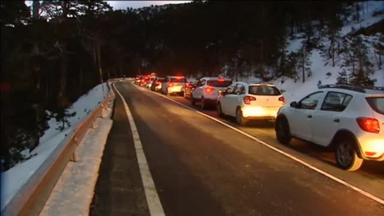 Caos en el acceso a Valdesquí y Navacerrada un día después de la reapertura de las estaciones