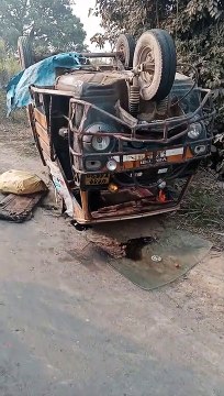 सवारियों से भरा टेंपो अनियंत्रित होकर पलटा, कई सवारियां घायल