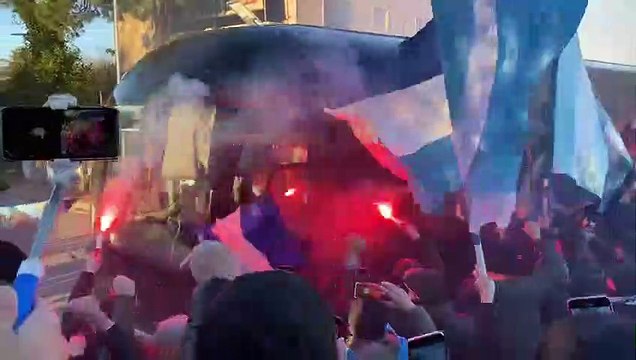 La carica dei tifosi al passaggio del pullman della Lazio