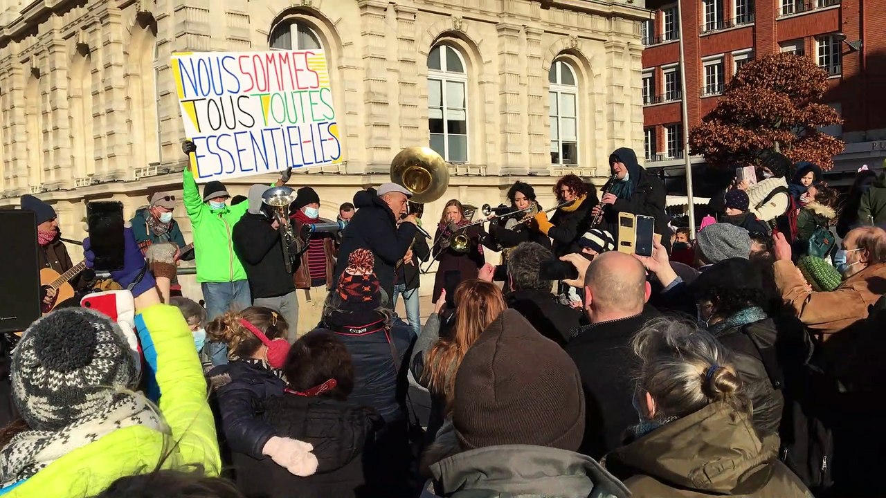 Amiens : 250 personnes dansent avec le chanteur HK pour réclamer l'assouplissement des mesures sanitaires