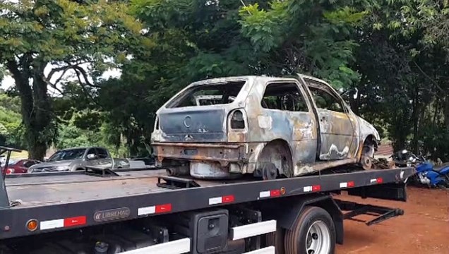 Gol que foi incendiado durante a madrugada tinha registro de furto; Carro foi levado à Delegacia de Polícia Civil